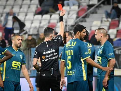 צהוב שני ואדום לסטבנוביץ'! ריינה בעשרה שחקנים לשארית המשחק הזה (ברני ארדוב)