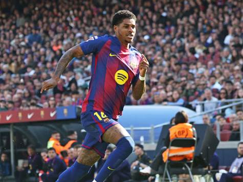 הערב, במטרופוליטנו - נפתחת ``סדרה``, במונחי הכדורסל. ברצלונה תפגוש את אתלטיקו מדריד למשחק הראשון מבין שלושה בעשרת הימים הקרובים - הראשון יתקיים הערב במסגרת הליגה, והשניים הבאים יהיו במסגרת רבע גמר ליגת האלופות. מרכוס רשפורד אמור לפתוח בהרכב של האנזי פליק, שינסה גם להשיג ניצחון חשוב במאבק האליפות - אבל גם לשמור כוחות לקראת הצ`מפיונס <SPAN style=``FONT-SIZE: 14px; FONT-FAMILY: Lato, sans-serif; WHITE-SPACE: normal; WORD-SPACING: 0px; TEXT-TRANSFORM: none; FLOAT: none; FONT-WEIGHT: 400; COLOR: rgb(8,8,8); FONT-STYLE: normal; ORPHANS: 2; WIDOWS: 2; DISPLAY: inline !important; LETTER-SPACING: normal; BACKGROUND-COLOR: rgb(255,255,255); TEXT-INDENT: 0px; font-variant-ligatures: normal; font-variant-caps: normal; -webkit-text-stroke-width: 0px; text-decoration-thickness: initial; text-decoration-style: initial; text-decoration-color: initial``>(Photo by Joan Valls/Urbanandsport/NurPhoto via Getty Images)</SPAN>