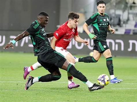 כדור עומק של בואטנג שלח קדימה את לויזו, אך סק התערב ומנע מהקפריסאי להגיע לאחד על אחד מול ירמקוב (אלן שיבר)