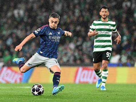 בעיטה ראשונה במחצית הזו יצאה חלש מידי מהרגל של טרוסאר, ששלח את הכדור החוצה (GETTY)