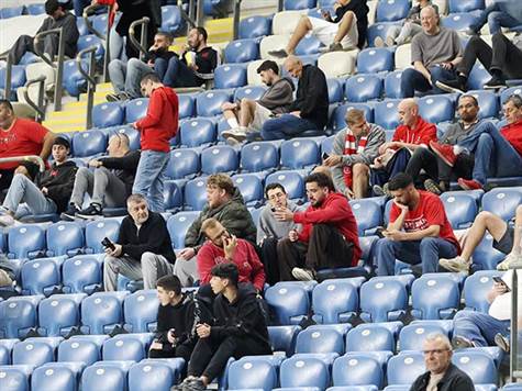 ויש גם אוהדי הפועל ת``א הערב באצטדיון שלמה ביטוח (צילום: אלן שיבר)