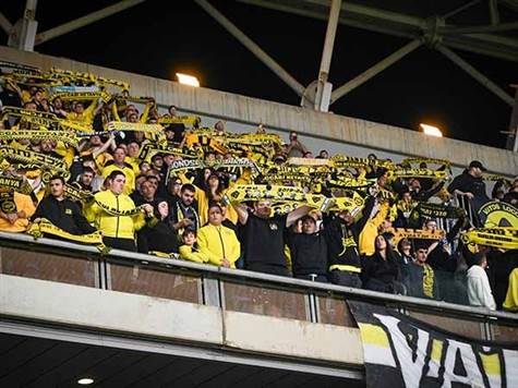 נציגות יפה של אוהדי נתניה, בינתיים קבוצתם לא מתעלה למעמד (ברני ארדוב)