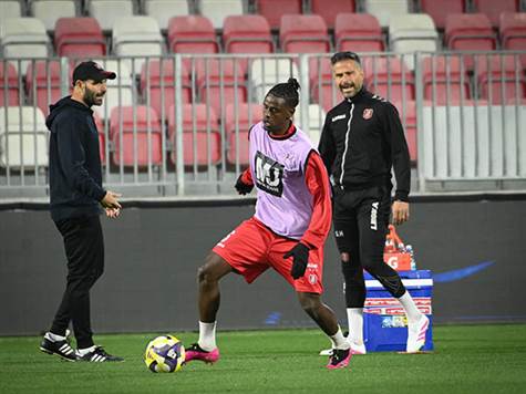 מנגד, הפועל ירושלים תגיע לדרבי הזה כשהיא ביתרון שתי נקודות בלבד מעל עירוני טבריה - וחייבת נקודות כמו אוויר לנשימה. איליי מדמון לא יהיה בסגל של זיו אריה הערב, מרקו רקוניאץ' המונטנגרי יחזור (צילום: ברני ארדוב)