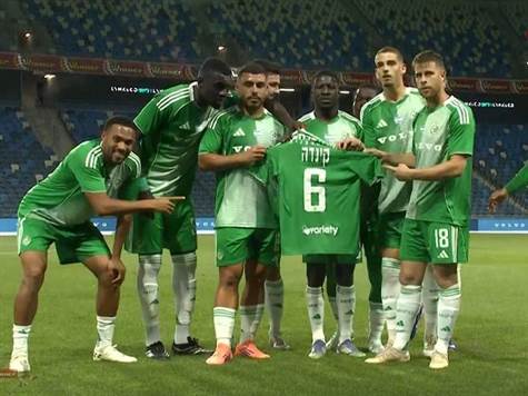 שחקני חיפה עם חולצתו של קינדה (מאור אלקסלסי)