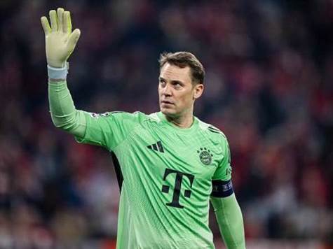 איזו הדיפה של נוייר! אמבפה קיבל כדור לבד לגמרי מול השער, אבל הוא סחט הדיפה ענקית משוערה של באיירן (GETTY)