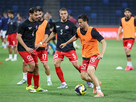 שחקני הפועל חיפה מתחממים לקראת המשחק (קובי אליהו)