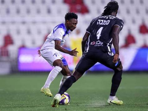 ניסיון נוסף של ק``ש נחסם על ידי ההגנה המארחת. הכחולים רוצים לצמק ולחזור למשחק הזה (מאור אלקסלסי)