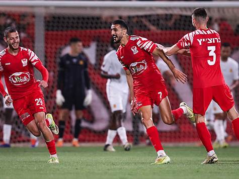 התקפה יפה וטיפוסית של סכנין הובילה לשער דרמטי. אזוגי הגביה, נימצ'יסקי הדף רע, בושנאק השתלט על הריבאונד והעביר רוחב, ו"סטוף" בעט מדויק מקרוב. מימר מסתבך בגדול. (מאור אלקסלסי)