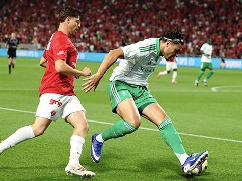 מינימום מצבים בבלומפילד עד כה, אבל הפועל תל אביב מחזיקה יותר בכדור במחצית הזו (אלן שיבר)