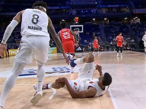 <strong>יסבך את ריאל מדריד? טבארס נפצע בברכו וירד לחדר ההלבשה</strong>