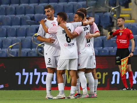 וולה אדיר של הילד הירושלמי, שהפצית אחרי שהגיע לריבאונד מתוך הרחבה. שום סיכוי למאור ארליך (אודי ציטיאט)