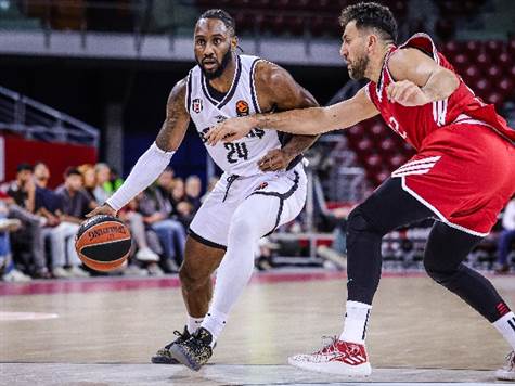 <strong>צפו בתקציר המחצית:</strong> הפועל תל אביב ביתרון 39:43 על בשיקטאש. שתי הקבוצות צמודות אחת לשנייה, כאשר האדומים כבר ברחו ליתרון 7 לקראת סיום הרבע השני, אך רצף סלים של האורחת כבע 4 הבדל בהפסקה. מיציץ' (9) וקופי (7) בולטים באדום, אנתוני בראון (9) וז'יז'יץ' (8 ו-6 ריב') אצל הטורקים