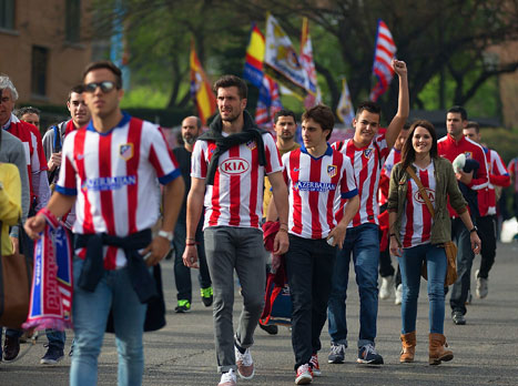 ההתרגשות ברחובות מדריד כבר בשיאה, ההמונים עושים את דרכם לקלדרון. ברוכים הבאים לזירת המשחק שלנו! אתלטיקו מדריד נגד ריאל מדריד, רבע גמר ליגת האלופות, בשחזור הגמר של 2014