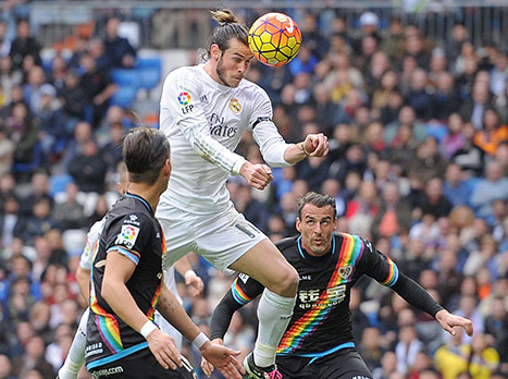 בייל נוגח לרשת (Getty)