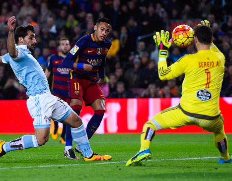 ברצלונה התחילה לשטוף את המגרש עם הכדורגל. ניימאר מגיע להזדמנות, וההגנה של סלטה מתקשה להתמודד עם מסי.