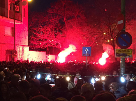 אבוקות מחוץ לאצטדיון. האווירה מתחממת
