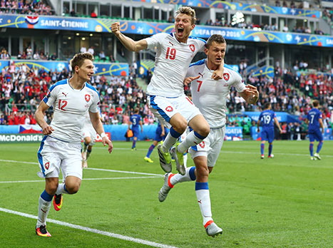 ביציע פרצה מהומה, השופט מארק קלאטנברג החליט לעצור את המשחק למספר רגעים כדי להרגיע את האווירה והשחקנים הקרואטים ביקשו מהקהל להפסיק. אלא שהקארמה היכתה את אותם אוהדים בענק. הבלאגן איפשר לצ`כים לתפוס את המומנטום ולהשוות מפנדל עמוק בתוך תוספת הזמן. ואם היו למשחק הזה עוד כמה דקות, זה לא היה רחוק ממהפך מדהים.