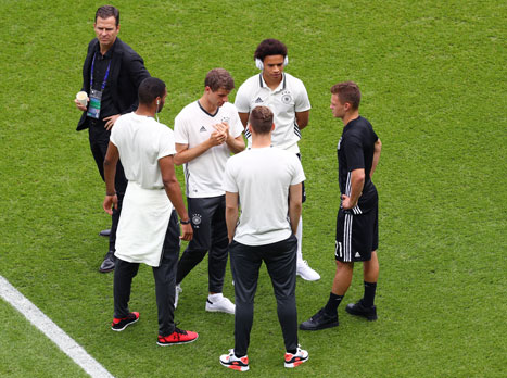 ערב טוב לכולם! ברוכים הבאים לזירת המשחק, צפון אירלנד נגד גרמניה בנעילת שלב הבתים! הירוקים חולמים על הפתעה נוספת בדרך לשמינית הגמר, אלופת העולם רוצה את ראשות הבית. יוצאים לדרך!