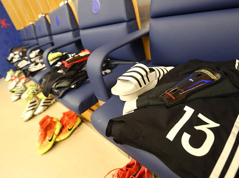 חברים, איפה אתם? תתעוררו! חוזרים על השאלה שלנו:<STRONG> מי השחקן הגרמני הנוסף שנרכש על ידי ריאל מדריד עם סיום מונדיאל 2010 מלבד חדירה? </STRONG>טקבקווווווו!