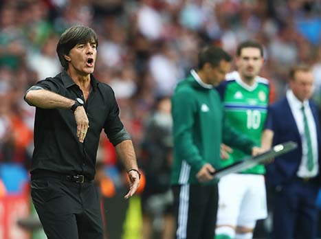 הגולש דביר ענה ראשון שלב החליף קלינסמן כמאמן גרמניה. הערב הוא ניהל מחצית שניה מהמשעממות שראינו