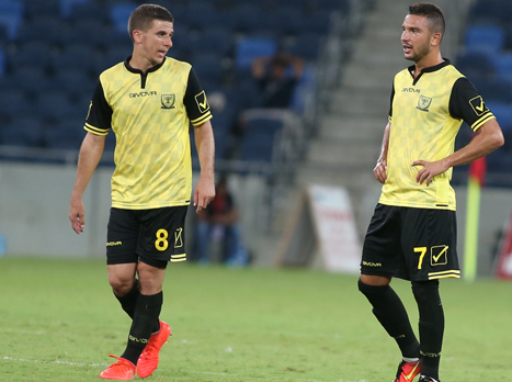 מי היה מהמר על תוצאה כזו לפני המשחק? שחקני בית``ר שבורים (צילום: יוסי שקל)