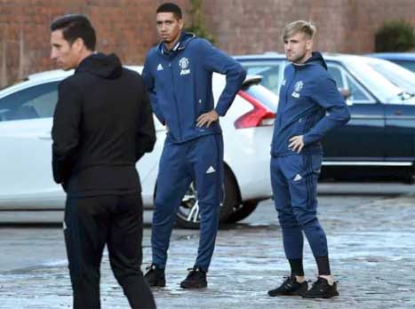 שחקני יונייטד השלימו את ההכנות עם חימום בחניון שליד המלון שלהם.