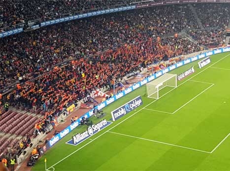 אוהדי בארסה מניפים כרטיסים אדומים במחאה נגד נשיא המנהלת בספרד, חאבייר טבאס. האחרון ביקר השבוע את הקטאלונים על התנהלותם בניצחון 2:3 על ולנסיה, בו הוטח לעברם בקבוק מהיציע.