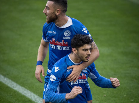 רומן ואלו חוגגים. מכבי פ``ת במומנטום פשוט נפלא (צילום: ספי מגריזו)