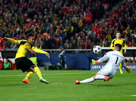 אחרי שפירקה בביתה 2:6 את באייר לברקוזן, דורטמונד תנסה להפוך הערב פיגור 1:0 ולהעפיל בפעם השלישית ב-10 השנים האחרונות לרבע גמר ליגת האלופות. תומאס טוכל ינסה לעשות את זה בלי מרקו רויס הפצוע, וללא סבסטיאן רודה, מריו גצה וסוון בנדר.