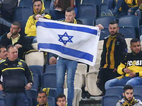 האוהדים הגיעו מצויידים בדגלי ישראל. אנחנו רק מקווים שהכל יעבור בשקט ובשלום (צילום: דני מרון)