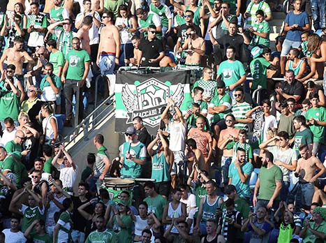 אוהדי מכבי חיפה במושבה. לא רוצים שאירופה תברח להם (צילום: אלן שיבר)