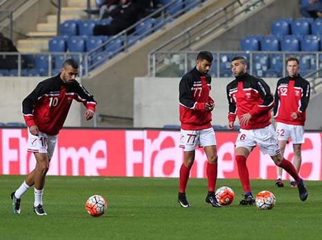 <P>מנגד, לאחר הסערה מול מכבי ת``א, בני סכנין רוצה גם היא להשאיר סיכוי קלוש להגיע לאירופה.&nbsp;הקבוצה מהמגזר&nbsp;תיאלץ להסתדר ללא&nbsp;אברהם פאס&nbsp;שנפצע באימון המסכם, כאשר&nbsp;גם סיראז` נסאר עדיין פצוע ולא יהיה בסגל, מה שמקשה מאוד על יוסי אבוקסיס, שצפוי לעזוב בתום העונה, לרענן את הסגל וההרכב. מנגד, ז`אורז`יניו חוזר אחרי פציעה ועשוי לפתוח בהרכב.</P>