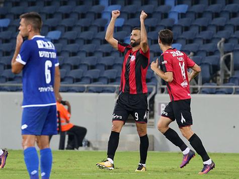 <STRONG>שער!</STRONG> הפועל חיפה השיגה את שער השוויון. בן בסט לקח את הכדור החופשי, בעט לפינה הימנית וכבש (יוסי שקל).