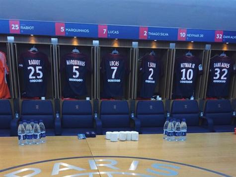 ההרכבים פורסמו: אמבפה, ניימאר, קבאני ודרקסלר ב-11 של אמרי. קימפמבה וקורזאווה בהגנה