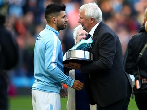 סרחיו אגוארו מקבל פסל במתנה על הפיכתו לכובש הגדול ביותר בתולדות מנצ`סטר סיטי