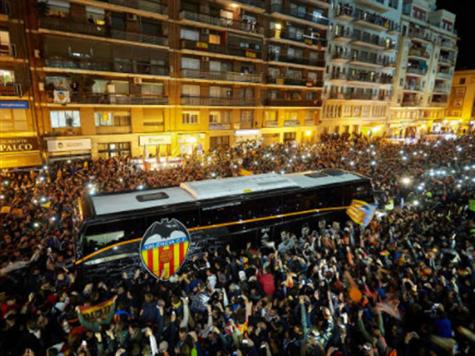 אוהדי ולנסיה עושים רעש מחוץ לאיצטדיון, ועשו גם רעש לפני המשחק