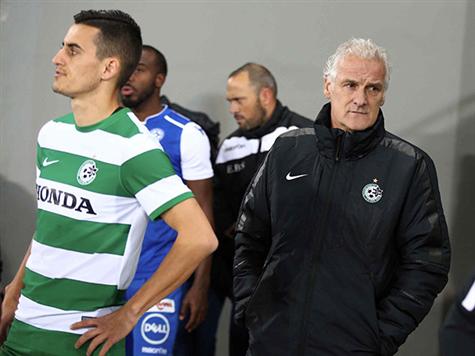 נעים להכיר - פרד רטן, רגע לפני שריקת הפתיחה של משחק הבכורה שלו (צילום: אלן שיבר)