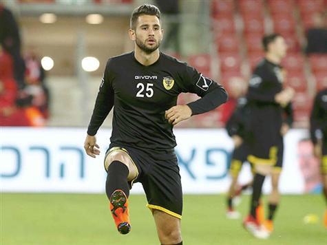 באופן מפתיע, הפרשה לא גרמה לו לאבד את המקום בהרכב. וארן