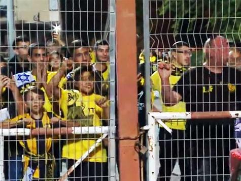 צפו: אוהדי בית``ר קוראים ללוזון להתפטר עוד לפני המשחק ->