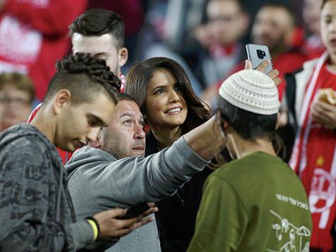 אלונה ברקת והאוהדים מקווים לניצחון שני רצוף הערב (צילום: אלן שיבר)