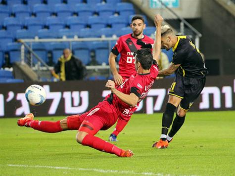 זהו, המחצית הראשונה מסתיימת. אין הרבה מצבים, אבל השערים של בוזגלו עושים את ההבדל. (אודי ציטיאט)