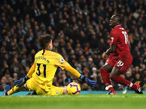 <STRONG>הזדמנות כפולה לליברפול!</STRONG> סלאח שלח את מאנה, שבעט לקורה. סטונס ניסה להרחיק, אך הכדור פגע באדרסון ואיים להיכנס, אבל הבלם האנגלי התעשת בזמן והרחיק מקו השער. לא ייאמן! (Getty)