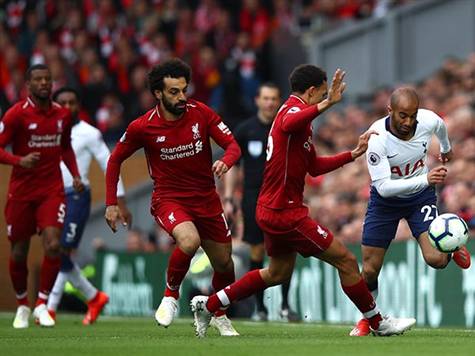 פיספס הזדמנות גדולה. לוקאס מורה בין שחקני ליברפול (getty)