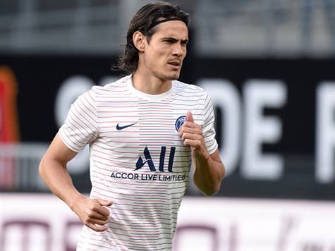 <STRONG>כמעט שער של פ.ס.ז`!</STRONG> הגבהה מדויקת פוגשת את הראש של קבאני ברחבה והכדור ניתז מהקורה!