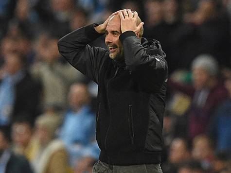 <STRONG>הזדמנות נהדרת לסיטי!</STRONG> דה בריינה קיבל ברחבה כדור מאגוארו וניסה לבעוט לפינה הרחוקה, אך הכדור רק חלף ליד הקורה. (Getty)