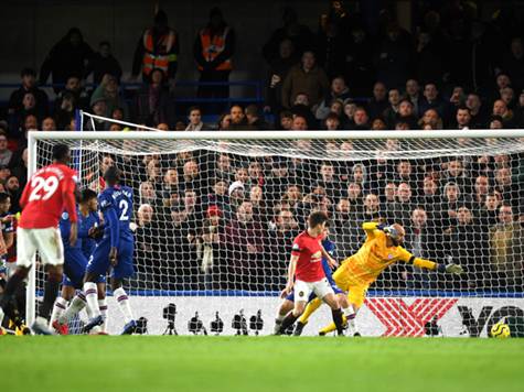 <STRONG>0:2 ליונייטד!!!</STRONG> קרן של פרננדס מצאה את מגווייר, והבלם נגח לרשת! (Getty)