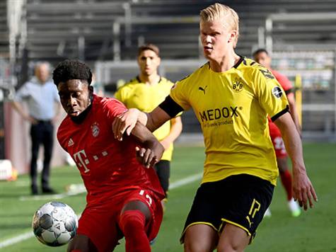 כניסה מצוינת של הולאנד ברחבת באיירן, אך החלוץ לא היה מספיק חד כדי לשחרר בעיטה ולבסוף איבד. (GETTY)