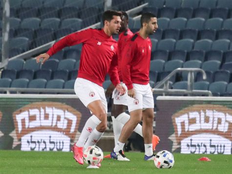 שחקני באר שבע בהכנות אחרונות לפני שריקת הפתיחה. (דני מרון)