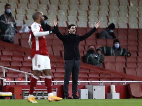 חצי שעה משריקת הפתיחה, ושוב התותחנים לא ממש נותנים לארטטה סיבות להיות מרוצה (Getty)