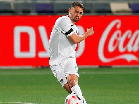 חיפה מתעוררת: אצילי פרץ באגף השמאלי, חדר לרחבה ובעט לפינה, אבל שטקוס הציל עם רגל ארוכה (אלן שיבר)